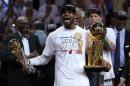 El alero de los Heat Lebron James celebra su segundo anillo de campeón de la NBA y su segundo trofeo a Jugador Más Valioso consecutivo tras vencer a los Spurs en el séptimo partido de la final en Miami, EEUU, el 20 de junio de 2013