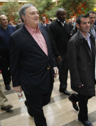 El dueño de los Marlins de Miami Jeffrey Loria, izquierda, y su presidente David Samson entran al hotel donde se hacen las reuniones de invierno de Grandes Ligas en Dallas, el martes 6 de diciembre de 2011. (Foto AP/LM Otero)