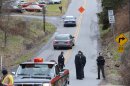 La policía vigila en un camino cerca del parque Canoe Creek State en Pensilvania, durante las investigaciones en torno a un tiroteo que dejó cuatro muertos, incluido el agresor, en el poblado de Frankswtown, el viernes 21 de diciembre de 2012. (Foto AP/Altoona Mirror, J.D. Cavrich)