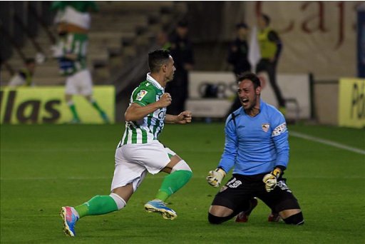 El delantero del Real Betis, Rubén Castro (i), celebra su gol, segundo del equipo, junto al portero portugués Beto, del Sevilla FC. EFEEl entrenador del Sevilla FC, Unai Emery, durante el partido. EFEEl delantero del Sevilla CF, Jesús Navas (i), desborda a Antonio Amaya, del Real Betis, durante el partido, correspondiente a la trigésimo primera jornada de Liga en Primera División, que Real Betis y Sevilla CF disputan, esta noche, en el estadio Benito Villamarín, en Sevilla. EFE