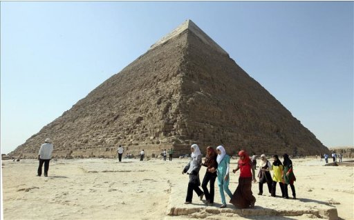 Durante la actividad, de tres días, se abordará sobre la civilización egipcia y mesopotámica (Sumeria, Asiria y Babilonia), valle del indo (India y Pakistán), china y maya. En la imagen, la milenaria pirámide de Kefrén, en Giza, El Cairo, Egipto. EFE/Archivo
