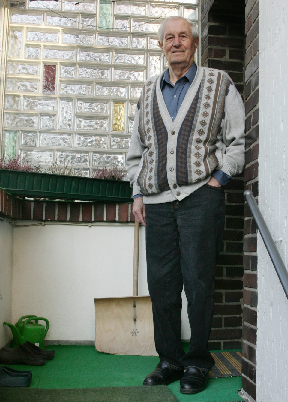 FILE - In this March 10, 2005 file photo Hitler's bodyguard Rochus Misch poses at his home in Berlin, Germany. Misch, who was the last remaining witness to the Nazi leader's final hours in his Berlin bunker, has died Thursday, Sept. 5, 2013. He was 96. (AP Photo/Herbert Knosowski, File)