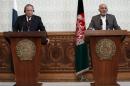 Afghan President Ghani and Pakistani PM Sharif attend a news conference in Kabul
