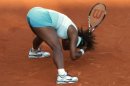 Serena Williams se lamenta por la pérdida de un punto ante Virginie Razzano