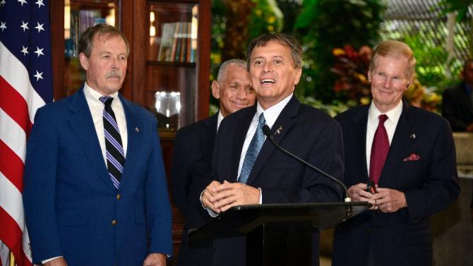 Costa Rican astronaut Franklin Chang Diaz (C) speaks next to head of shuttle Columbia mission Robert Gibson (L), NASA Administrator Charles Bolden (2-L), and Democratic senator Bill Nelson (R) during a press conference in San Jose on March 4, 2016