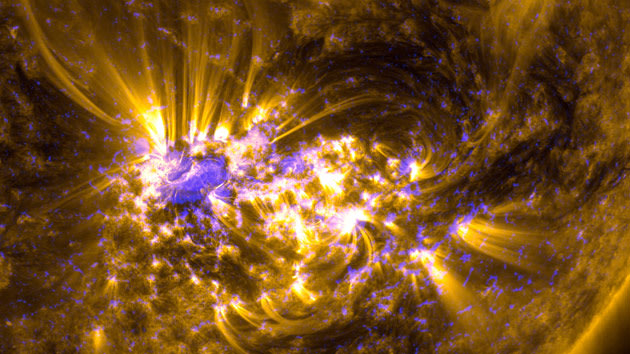 Major Solar flare erupts from giant sunspot