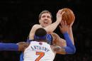 El alemán Dirk Nowitzki, de los Mavericks de Dallas, busca desmarcarse frente a Carmelo Anthony, de los Knicks de Nueva york antes de hacer el enceste que significó el triunfo, el lunes 24 de febrero de 2014 (AP Foto/Jason DeCrow)