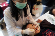 牙醫師黃慧瑜示範塗氟防蛀牙，呼籲學齡前幼童家長，要負起兒童口腔健康的教育責任。（圖片提供／署立雙和醫院）