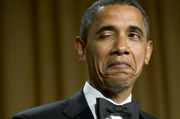 أوباما يغمز بعينيه خلال حملته الانتخابية ساخرا ممن يشككون في حصوله على الجنسية الأمريكية