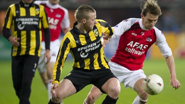 Brett Holman of AZ Alkmaar (R) fights for the ball with Alexander Buttner (L) of Vitesse Arnhem (AFP)