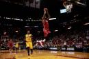 LeBron James, de los Miami Heat, lanza a la canasta de los Indiana Pacers, en partido de la NBA jugado el 18 de diciembre de 2013 en Miami