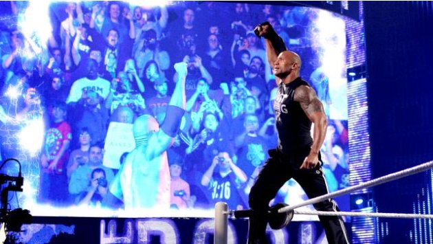 سي إم بانك يسرق حزام بطولة WWE من ذا روك RAW-1029-Photo-187-jpg_102727