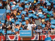 El presidente estadounidense Barack Obama habla ante seguidores este domingo 4 de noviembre de 2012, durante un acto político en Hollywood (EE.UU.). EFE