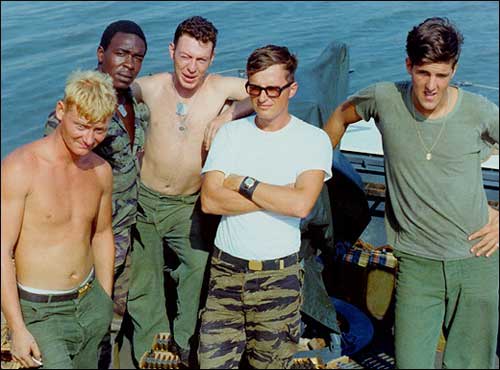 Kerry (bìa phải) cùng các thành viên đội tàu tuần tra nhanh tại VN hồi tháng 3.1969