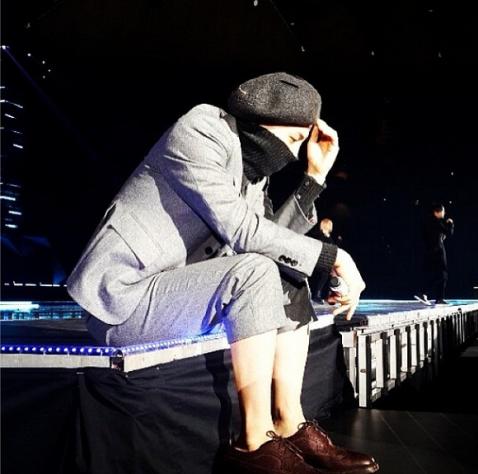 G-Dragon 側面，演唱會彩排中..「想什麼呢？」