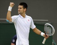 El tenista serbio Novak Djokovic celebra un punto conseguido frente al alemán Florian Mayer, durante el partido de cuartos de final del torneo de Wimbledon, Londres, Reino Unido. EFE