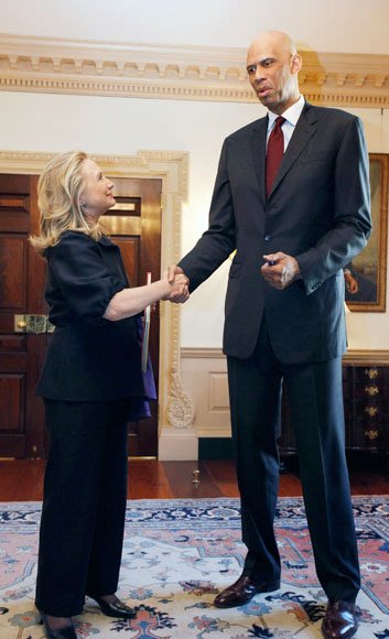فارق مرعب في الطول بين هيلاري كلينتون ولاعب كرة السلة الأمريكي المعتزل كريم عبد الجبار أحد أساطير اللعبة عبر تاريخها