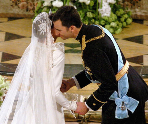أمير إسبانيا فيليب وزوجته ليتيزيا تكلف حفل زفاف الأمير فيليب في عام 2004 حوالي 30 مليون دولار  من بينهم مليون دولار للزهور والورود فقط، وقد حرس الحفل الملكي 18 ألف جندي. وأهدى الأمير عروسه خلال الحفل 