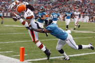 El wide receiver Joshua Cribbs atrapa un pase de touchdown por los Browns contra los Jaguars de Jacksonville el domingo 20 de noviembre del 2011 en Cleveland. (Foto AP/Ron Schwane)