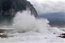 Aspecto de grandes olas golpeando la costa de la isla Jeju, la más meridional de Corea del Sur este, lunes 27 de agosto de 2012, mientras el tifón Bolaven se aproxima a la península coreana. EFE