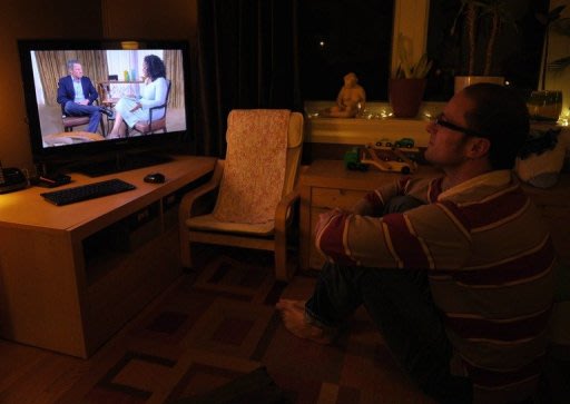 Homem assiste à TV em Kensington, Maryland