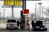 Personas repostan combustible en una estación Chevron, en Dallas, Texas, Estados Unidos. EFE/Archivo