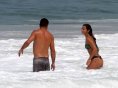 Ronaldo aproveita dia de sol para namorar na praia