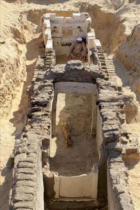Fotografía facilitada por el Ministerio Egipcio de Antigüedades de la tumba de un faraón desconocido hasta ahora y que probablemente pertenecía a la dinastía Abydos, que gobernó en el segundo periodo 