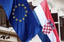Banderas de Croacia (dcha) y la Unión Europea (izda) ondean en un edificio gubernamental en Zagreb (Croacia). Croacia se convertirá a partir de mañana, 1 de julio de 2013 en el vigésimo octavo miembro. EFE/Archivo