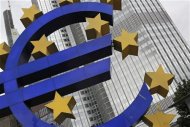 شعار لليورو امام البنك المركزي الاوروبي في فرانكفورت يوم 11 يوليو تموز 2012. تصوير: اليكس دومانيسكي - رويترز