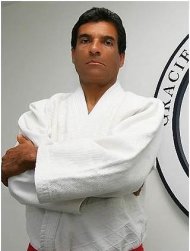 Rorion, filho mais velho de Hélio, foi o maior responsável pela exportação do jiu-jitsu. Ele ensinava as técnicas de combate em sua garagem na cidade de Torrance, na Califórnia, e promovia o desafio Gracie contra praticantes de outras artes. Da evolução dessa ideia nasceu em 1993 o UFC. Foto: Divulgação