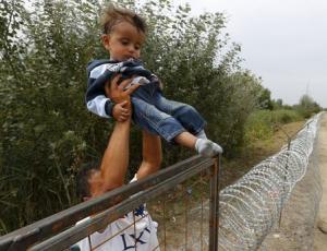 Syrian Kurdish migrant holds a girl on the Hungarian-Serbian&nbsp;&hellip;