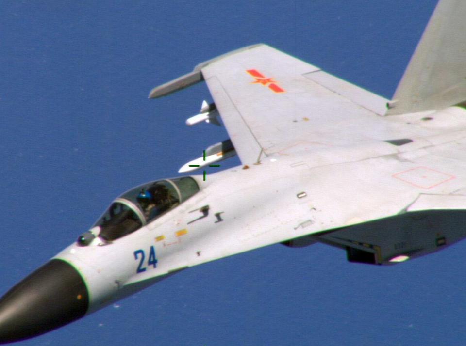 拦截美军的J11BH战机机翼外侧挂PL-8红外格斗导弹，内侧挂PL-12中程对空导弹。