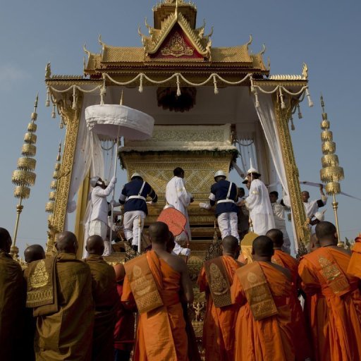 The coffin of king Norodom Sihanouk is lifted onto a chariot in front of the Royal Palace on February 1, 2013