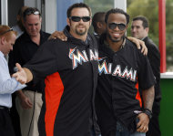Los nuevos jugadores de los Marlins de Miami José Reyes, derecha, y Heath Bell llegan a una conferencia de prensa el viernes 16 de diciembre de 2011, en Miami. (Foto AP/Jeffrey M. Boan)