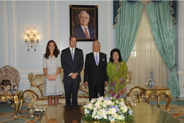Britain’s Prince William, Catherine, Duchess of Cambridge, Malaysia's Prime Minister Najib Razak and wife Rosmah Mansor, pose at Najib's residence in Putrajaya outside Kuala Lumpur