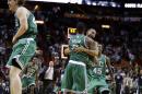 Jeff Green, de los Celtics de Boston, recibe un abrazo de su compañero Avery Bradley después de encestar un triple contra el Heat de Miami, el sábado 9 de noviembre de 2013 (AP Foto/Lynne Sladky)