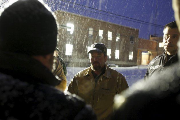 Harney County Sheriff David Ward meets with members of the Pacific Patriots Network, January 9, 2016. (Photo: Jim Urquhart/Reuters)