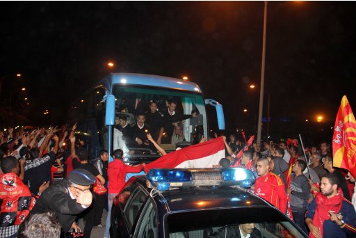 وصول حافلة الأهلي لمطار القاهرة وسط جماهير غفيرة تحتفل بإحرازه لقب أبطال أفريقيا