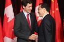 Chinese Premier Li Keqiang (R) and Canadian Prime Minister Justin Trudeau shake hands before the State dinner at the Museum of History in Gatineau, Quebec