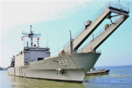 海軍中和軍艦滿載臺灣各界的愛心捐助，廿五日啟航前往菲國宿霧港。 （軍聞社記者姜大宇攝）