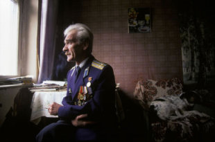 La noche en la que pudo estallar la Tercera Guerra Mundial Stanislav-Petrov-en-1999-tras-conocerse-su-heroicidad