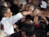 El presidente Barack Obama saluda a simpatizantes durante un mitin en la ciudad de Cleveland, estado de Ohio, el jueves 25 de octubre de 2012. Estados Unidos alcanzó el jueves 25 la campaña presidencial más cara de su historia con más de 2.000 millones de dólares en donaciones. (Foto AP/Tony Dejak)