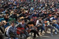 Unos 600 guitarristas indios interpretaron la canción de John Lennon "Imagine" en memoria de la estudiante de 23 años fallecida tras ser violada salvajemente por un grupo de hombres en un autobús del transporte público en Nueva Deli. (AFP | Diptendu Dutta)