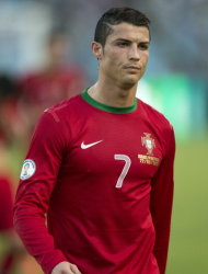 رفض رونالدو مبادلة قميصه مع لاعب اسرائيلي Ronaldo-jpg_122204