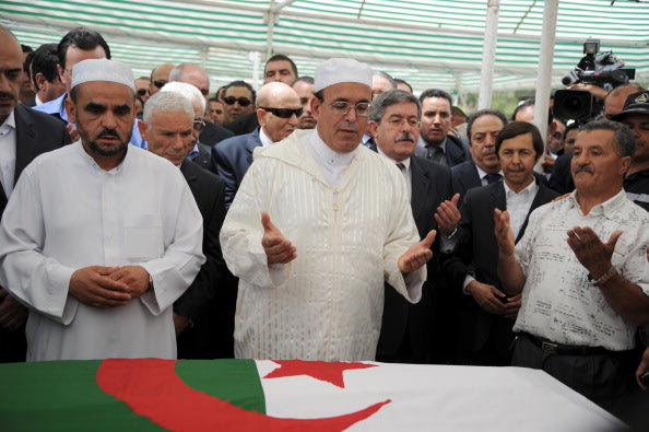 الجزائريون يلقون النظرة الأخيرة على جثمان وردة قبل دفنه 144782496-8-jpg_090814