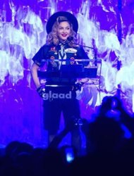 Madonna venderá una pintura abstracta del artista francés Fernand Leger valorada en siete millones de dólares (unos 5,4 millones de euros), afirmando que quiere cambiar algo de un cierto valor por algo incalculable: arte por educación. En la imagen, de 16 de marzo, la cantante Madonna durante la edición número 24 de los GLAAD Media Awards en Nueva York. REUTERS/Carlo Allegri
