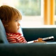 Hobi Menonton TV Berbahaya bagi Anak