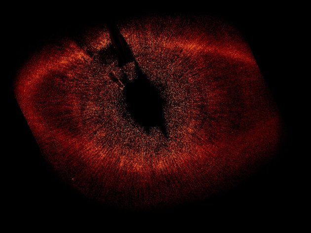 un anello di polvere attorno alla stella Fomalhaut crea quello che sembra un gigantesco occhio spaziale