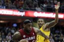 LeBron James (6), del Heat de Miami, deja atrás a Alonzo Gee (33), de los Cavaliers de Cleveland, en el primer cuarto del duelo de NBA del miércoles 20 de marzo de 2013, en Cleveland. El Heat ganó 98-95 para extender su racha ganadora a 24 triunfos consecutivos. (Foto AP/Tony Dejak)